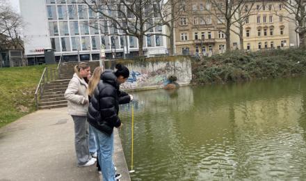 Schülerexperiment am Wirtschaftsgymnasium West Stuttgart 